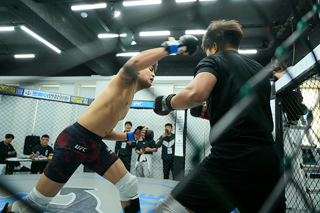 Ryu Jung-hyun is taking a photo to commemorate becoming the regular champion of the mixed martial arts group KMMA Super Lightweight in April 2026. On the left in the middle, Yoo Sang-hoon, Korea's No. 1 fighter in the Audition Contender Series hosted by the UFC president, is the leader of Yangsan Team Mad. Photo = Representative Popeye's KMMA fighter agency is provided