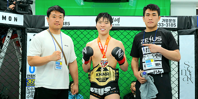 Champion Lim Yoo-hong is taking a photo to commemorate the success of the first defense of the mixed martial arts group KMMA title in April 2026. On the left is Lee Eok-yeol, leader of his team Gyeongju Shield MMA. Photo = Representative Popeye's KMMA fighter agency is provided