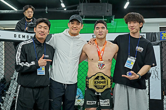 Ryu Jung-hyun is taking a photo to commemorate becoming the regular champion of the mixed martial arts group KMMA Super Lightweight in April 2026. On the left in the middle, Yoo Sang-hoon, Korea's No. 1 fighter in the Audition Contender Series hosted by the UFC president, is the leader of Yangsan Team Mad. Photo = Representative Popeye's KMMA fighter agency is provided