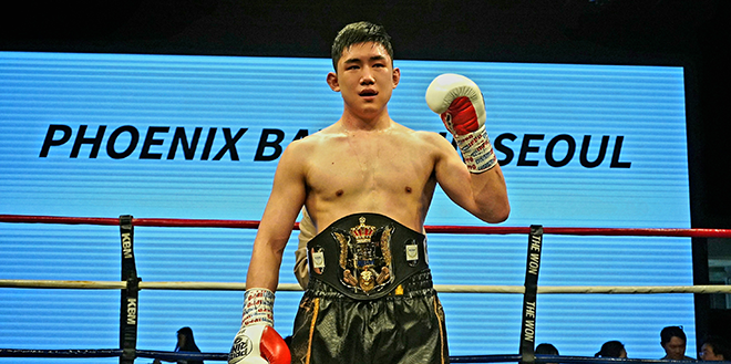 Kim Yong-wook is taking a photo to commemorate his victory as the KBM light heavyweight champion at the event hall of the textile center in Gangnam-gu, Seoul, in April 2026. After the super welter class, it won the top two weight classes. Photo = Korean Boxing Commission