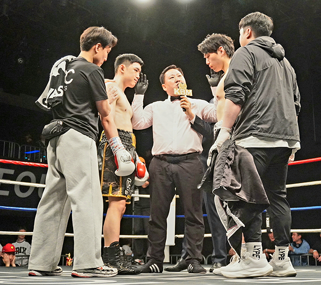 Ranked No. 1 Kim Yong-wook and No. 6 Lee Kyu-hyun are listening to referee Son Kyung-soo's explanation before the special special lecture KBM light heavyweight championship match at the textile center event hall in Gangnam-gu, Seoul, in April 2026. Photo = Korean Boxing Commission