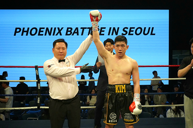 Kim Yong-wook is being declared victory by referee Sohn Kyung-soo of the KBM light heavyweight championship match at the event hall of the textile center in Gangnam-gu, Seoul, in April 2026. It is the second title of the two weight classes following the Super Welter class. Photo = Korean Boxing Commission