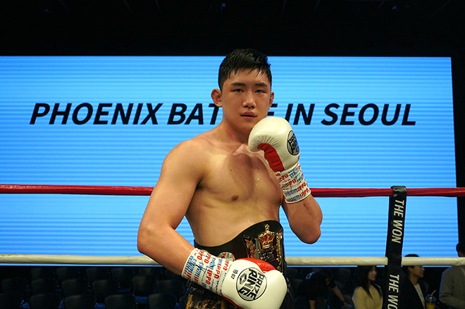 Kim Yong-wook is taking a photo to commemorate his victory as the KBM light heavyweight champion at the event hall of the textile center in Gangnam-gu, Seoul, in April 2026. After the super welter class, it won the top two weight classes. Photo = Korean Boxing Commission