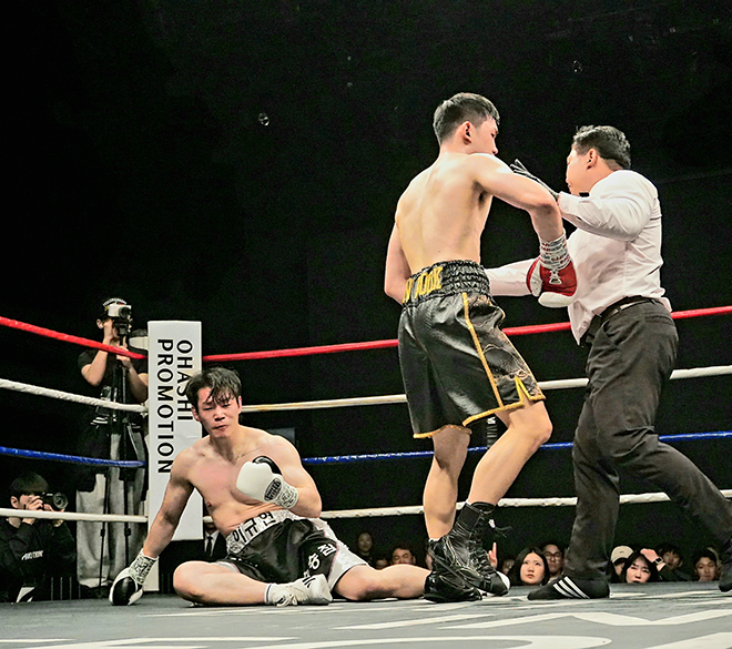 Kim Yong-wook is moving to a neutral corner under the direction of referee Son Kyung-soo after losing his down to Lee Kyu-hyun in the second round of the KBM light-heavyweight championship match at the event hall of the textile center in Gangnam-gu, Seoul, in April 2026. Photo = Korean Boxing Commission