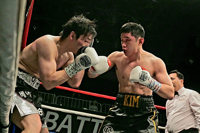 Kim Yong-wook, who is not satisfied with losing his down to Lee Kyu-hyun in the second round of the KBM light-heavyweight championship match, is pushing to confirm the victory in April 2026. Photo = Korean Boxing Commission