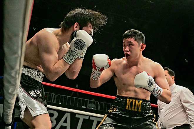 Kim Yong-wook, who is not satisfied with losing his down to Lee Kyu-hyun in the second round of the KBM light-heavyweight championship match, is pushing to confirm the victory in April 2026. Photo = Korean Boxing Commission