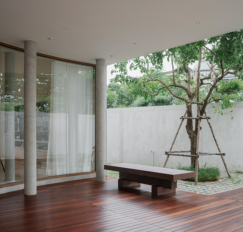 curved concrete volumes interlock through glass hinge to extend oom house in bangkok - 3