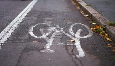 Cycling groups raise concerns over Kingston Road cycleway delays and illegal parking – Kingston Courier