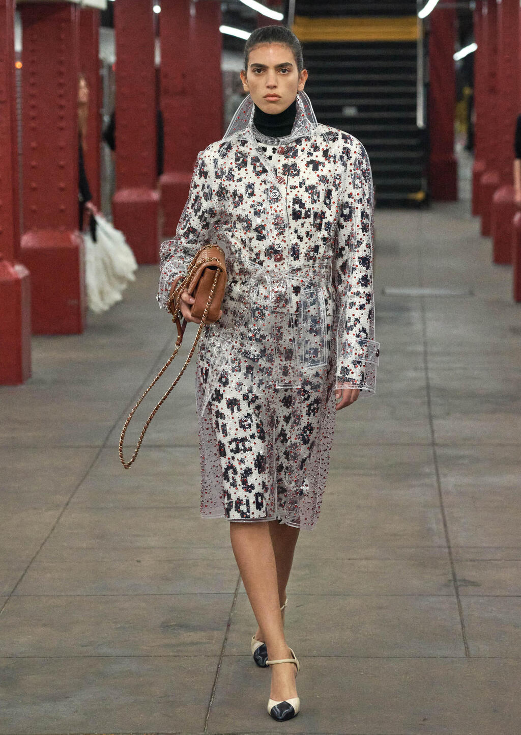 Sun at a Chanel fashion show (Photo: Chanel) סאן מזרחי בתצוגת אופנה של שאנל ברכבת התחתית בניו יורק, 2025