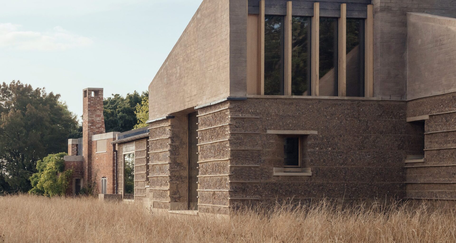 Video reveals process behind Rammed Earth House