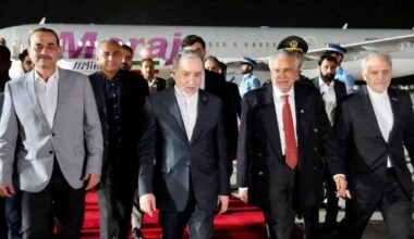 Iran’s foreign minister leaves Pakistan, heads to Russia for more talks | US-Israel war on Iran News