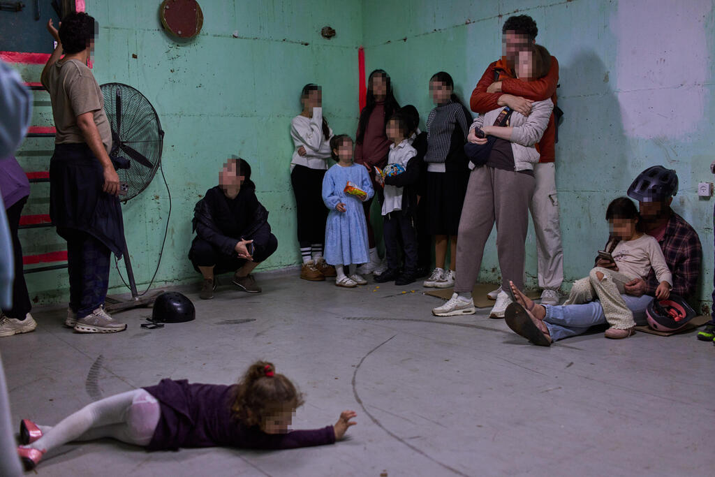 A shelter in Tel Aviv during a siren (Photo: AP Photo / Oded Balilty) מקלט בתל אביב בשעת אזעקה במהלך ימי שאגת הארי
