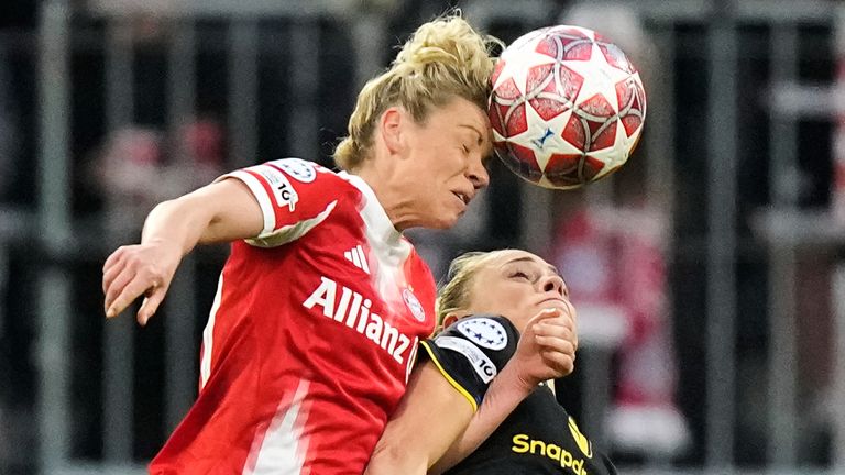 Bayern's Linda Dallmann competes for the ball with Manchester United's Fridolina Rolfo