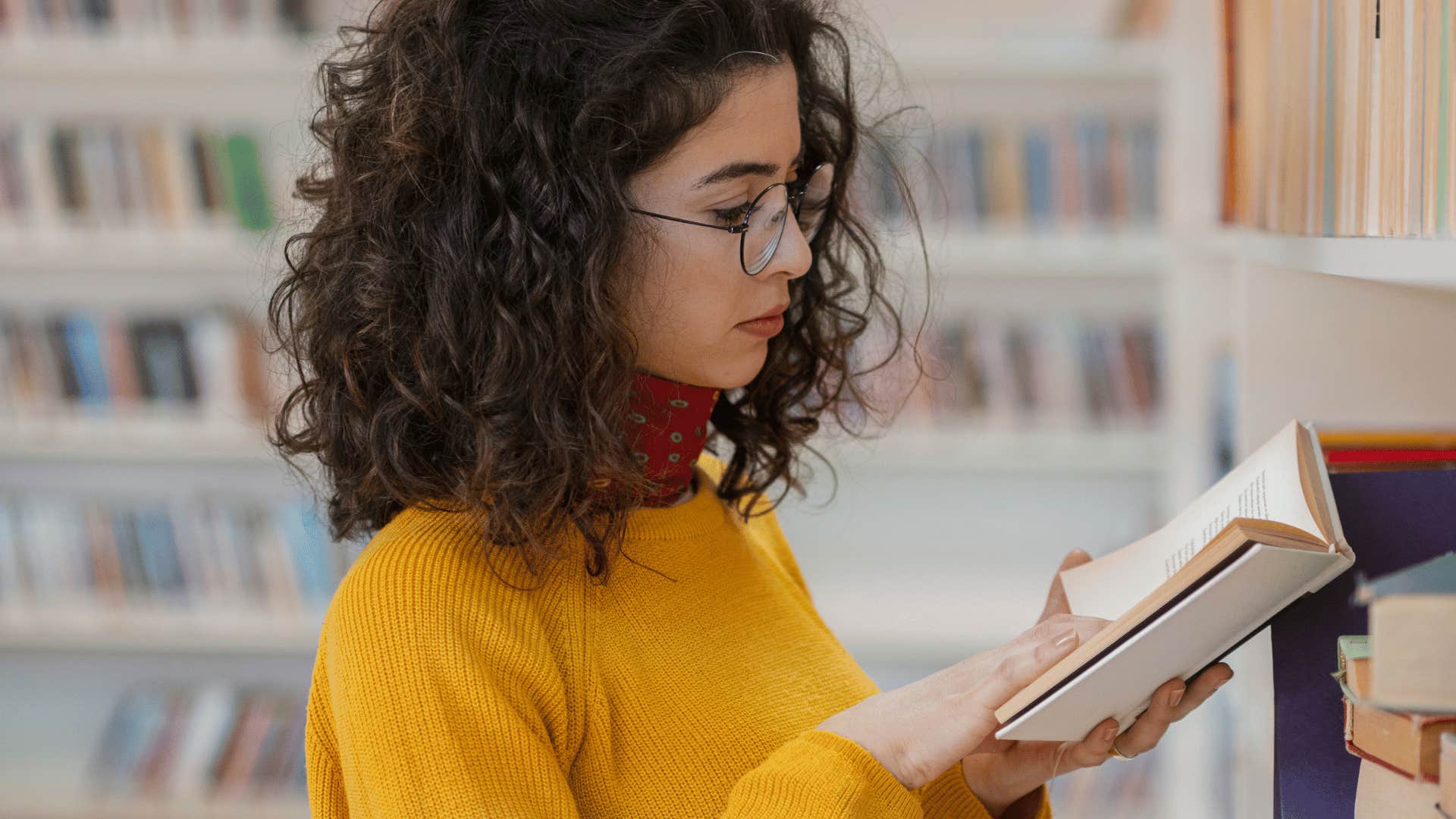 small ways frugal people make their lives easier without spending more they frequent libraries