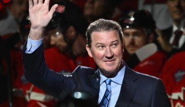 Penguins fans cheer Lemieux in attendance for Game 5