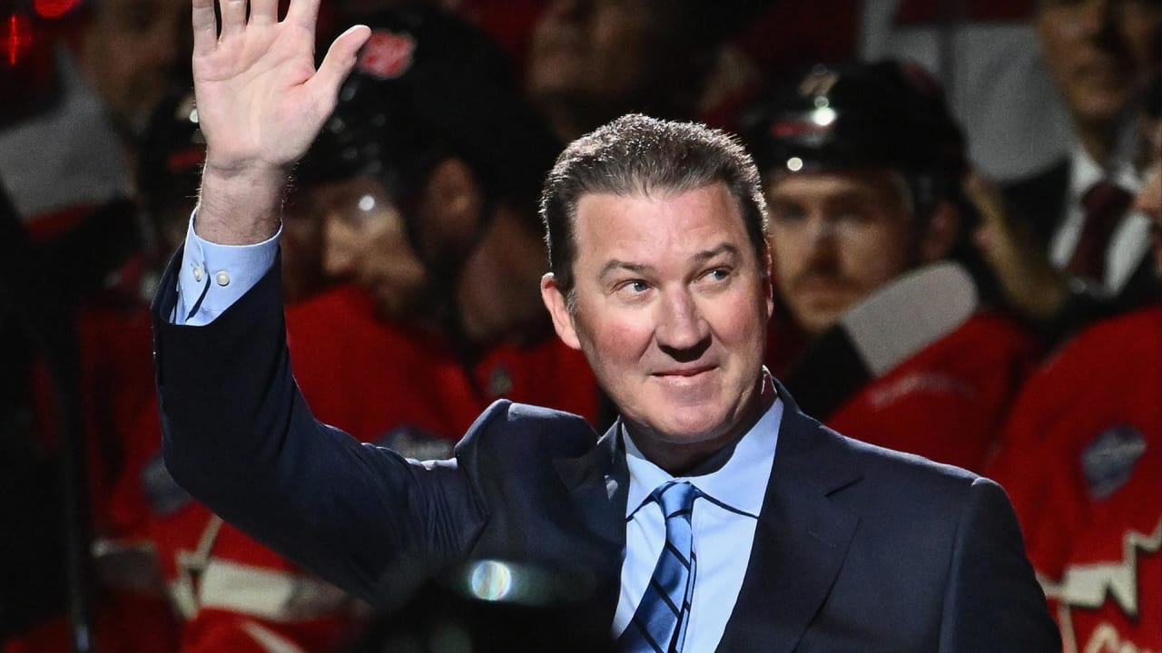Penguins fans cheer Lemieux in attendance for Game 5