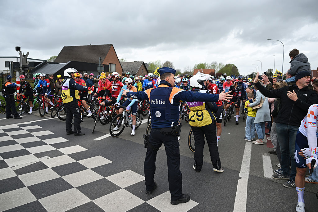 2026 Tour of Flanders: police stop the riders at a level crossing
