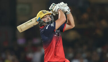 David smokes lightning 70no in mammoth RCB score