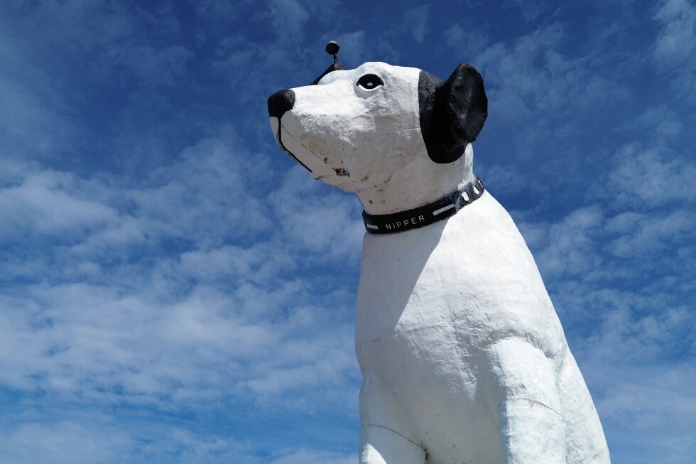 What will happen to Nipper, a dog statue on a New York warehouse