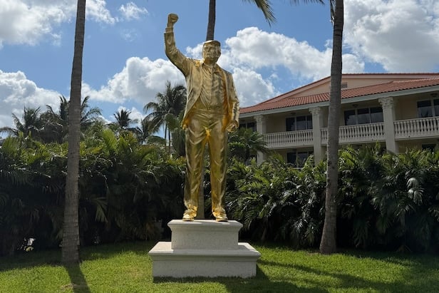 Huge golden Donald Trump statue appears at Trump Doral ahead of Cadillac Championship – Australian Golf Digest