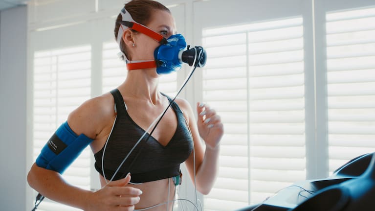 The best way to measure VO₂max involves wearing a mask to analyse the amount of oxygen you breathe in and out, to determine how much oxygen you’re using to create energy.