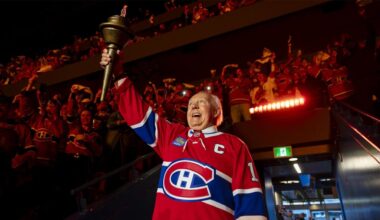 Canadiens legend Cournoyer carries torch in to Bell Centre for Game 3