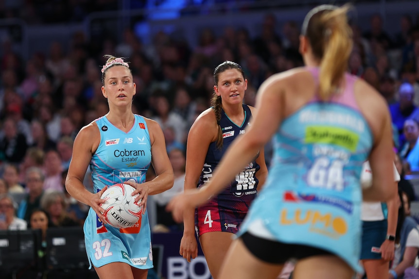 Jamie-Lee Price of the Mavericks looks to pass.