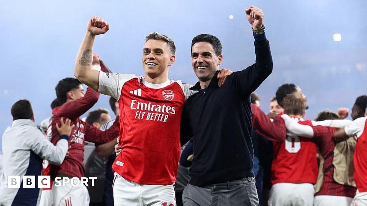 Leandro Trossard and Mikel Arteta celebrating on the Emirates Stadium pitch after beating Atletico Madrid.