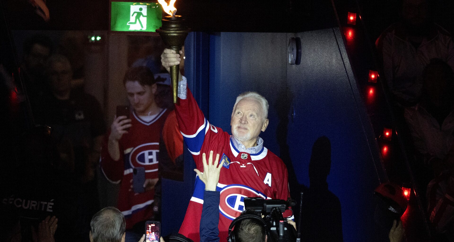 Larry Robinson carries the torch into the Bell Centre during the pregame ceremony of Game 6.