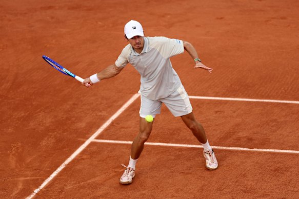 Alex De Minaur has been knocked out of Roland-Garros in the third round.