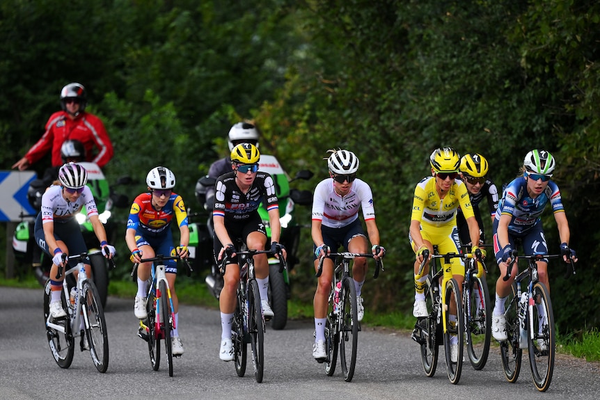 Sarah Gigante rides in a group with the yellow jersey
