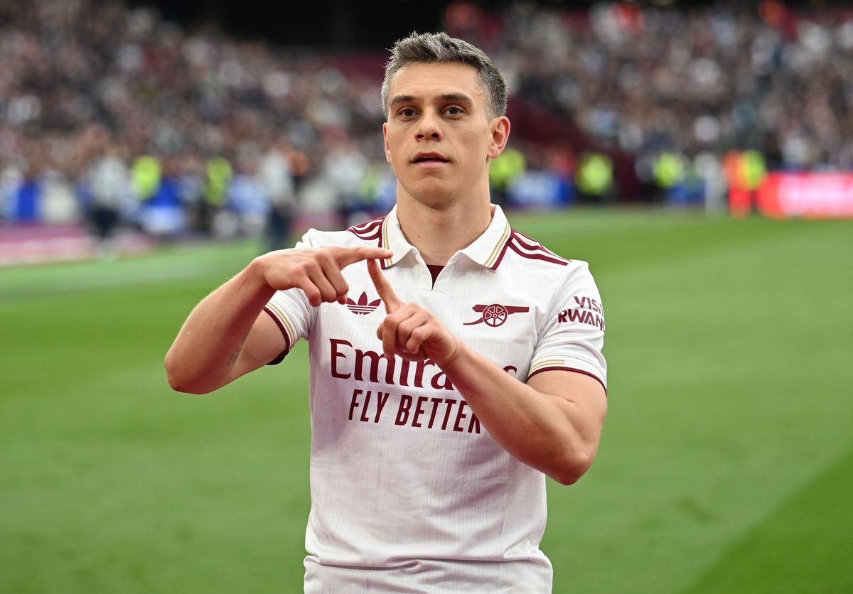 Leandro Trossard of Arsenal celebrates scoring his team's first goal during the Premier League match between West Ham United and Arsenal at London Stadium