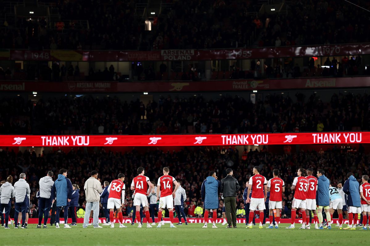 Players and staff of Arsenal acknowledge the fans after the team's victory in the Premier League match between Arsenal and Burnley