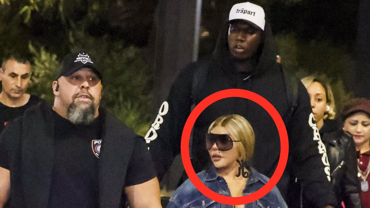 Rap legend Lil’ Kim touches down in Sydney flanked by giant security guards