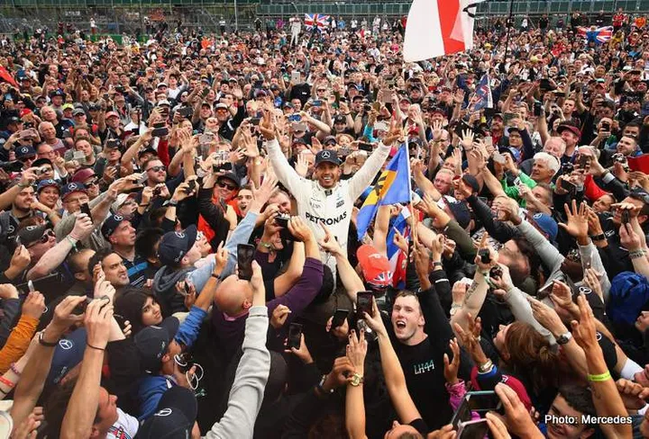 1 lewis hamilton comemora vitoria em silverstone no meio dos torcedores 1500234496086 v2 1920x1299
