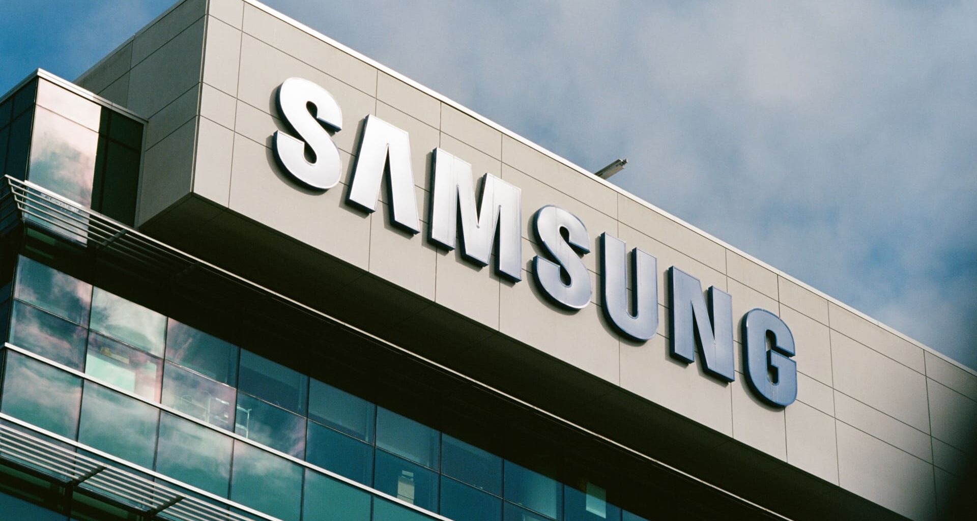 Samsung hits $1 trillion valuation as AI rally lifts shares over 10%