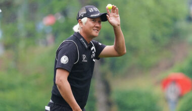 Golfer Hur In-hoi holds up a ball at the GS Caltex Maekyung Open Golf Championship on May 2 in Gyeonggi. [GS CALTEX MAEKYUNG OPEN GOLF CHAMPIONSHIP]