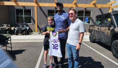 Karl Malone Pumps Up Basketball Fans