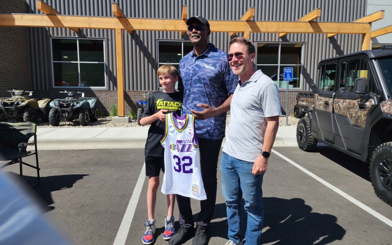 Karl Malone Pumps Up Basketball Fans