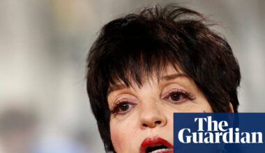 Buyers of Liza Minnelli memoir claim it was not signed by hand | Liza Minnelli
