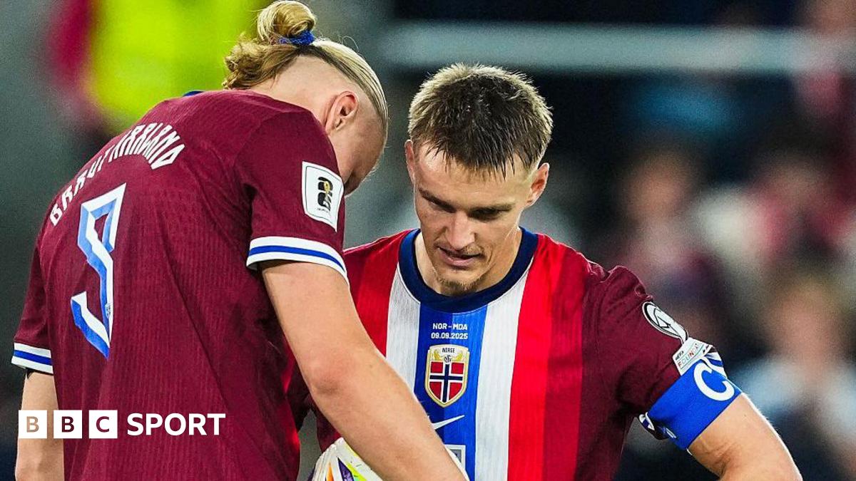 Erling Haaland and Martin Odegaard in discussion