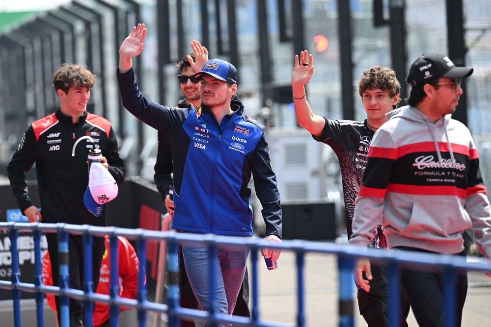 A wave for fans at Suzuka – where Cleeren has never seen Verstappen appear so despondent 