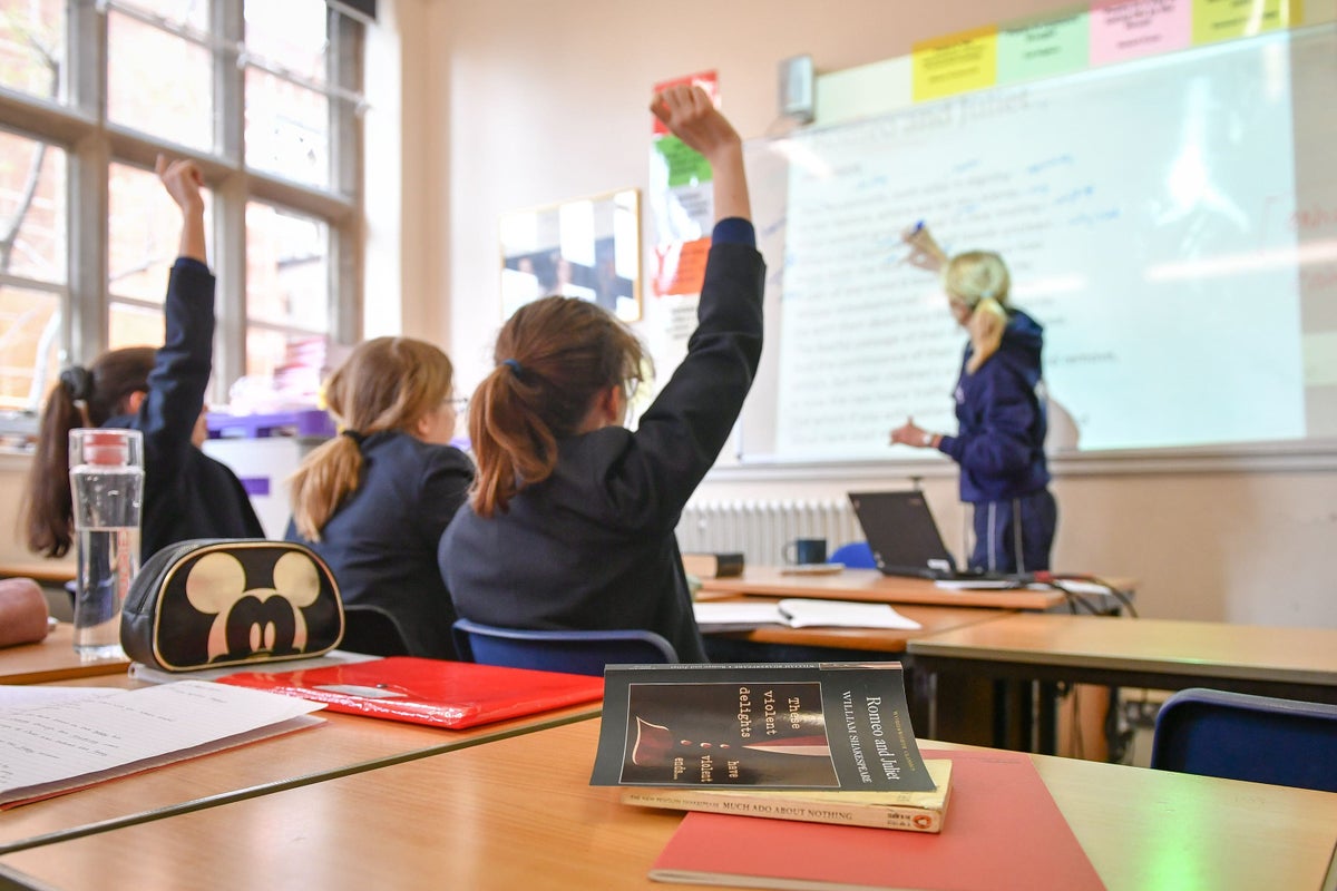 Schools using VR headsets to help pupils with stress, says report