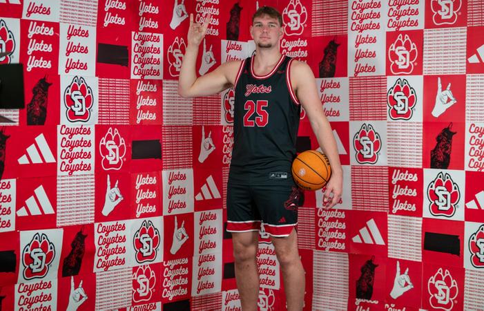 Stef Van Bussel signs with South Dakota basketball