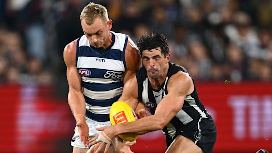 Collingwood’s Scott Pendlebury and Cat James Worpel fight for possession.