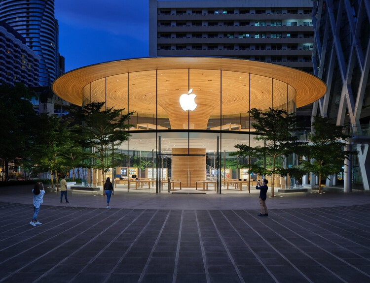 Designing a Brand: How Apple Built an Architectural Language of Glass and Order - Image 8 of 15