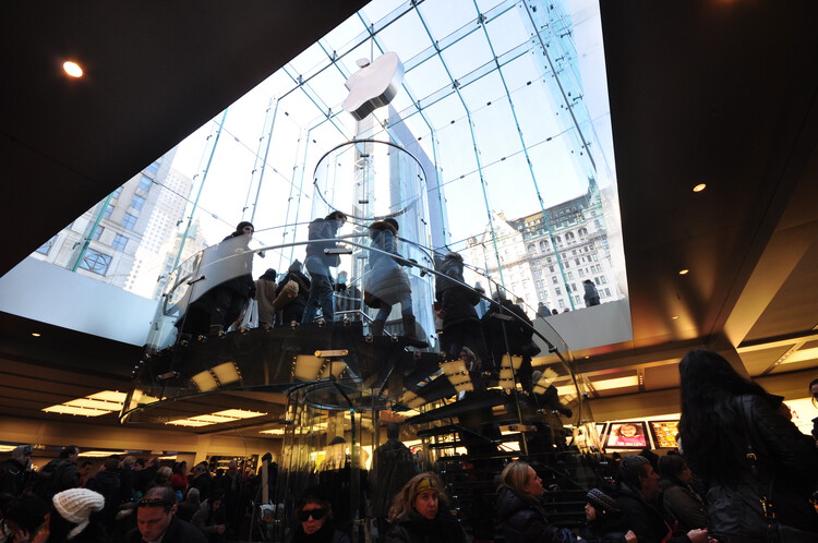 Designing a Brand: How Apple Built an Architectural Language of Glass and Order - Image 12 of 15