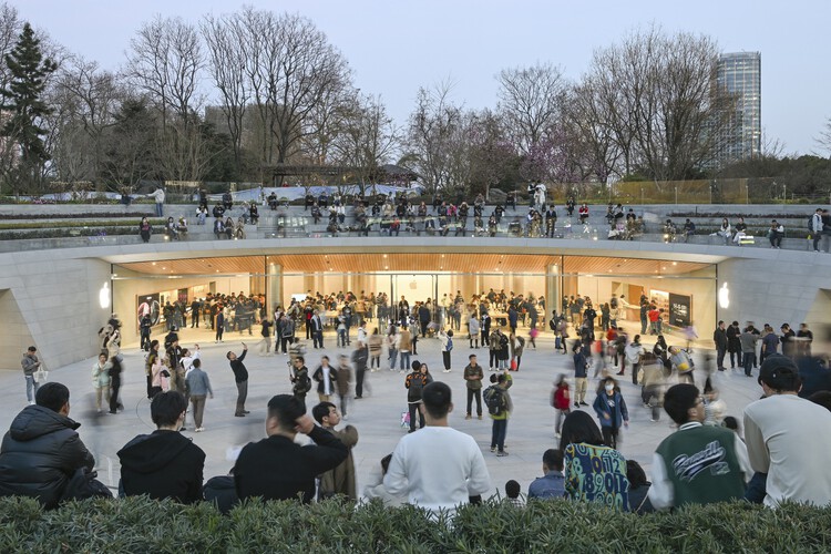 Designing a Brand: How Apple Built an Architectural Language of Glass and Order - Image 5 of 15