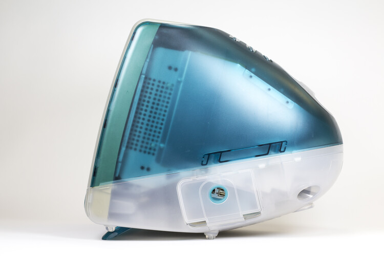 Designing a Brand: How Apple Built an Architectural Language of Glass and Order - Image 6 of 15