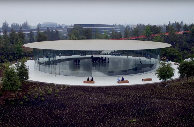 Designing a Brand: How Apple Built an Architectural Language of Glass and Order - Image 3 of 15